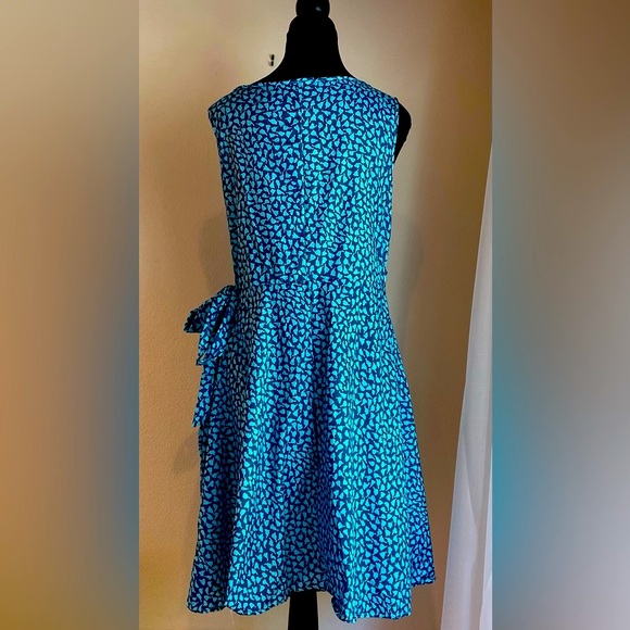 Simple, A-frame wrap dress - Picture 3 of 3